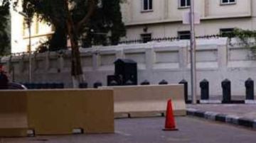 إزالة الحواجز من أمام مقر السفارة البريطانية بجاردن سيتي