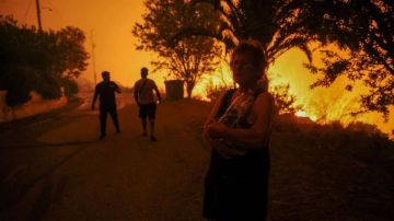 إسبانيا تنشر 500 جندي إضافي للمساعدة في مكافحة حرائق الغابات إسبانيا تنشر 500 جندي إضافي للمساعدة في مكافحة حرائق الغابات