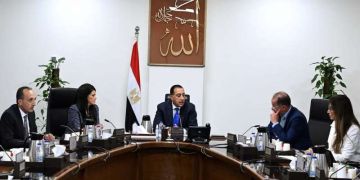 رئيس الوزراء يناقش زيادة الاعتمادات المالية المخصصة لصيانة المنشآت الحكومية والمرافق في موازنة الدولة