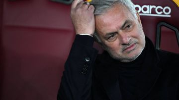 رسميا.. فنربخشة يعلن إقالة مدربه جوزيه مورينيو