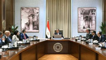 رئيس الوزراء يستعرض مشروعا لاستغلال مواقع خام الرمال الكاولينية