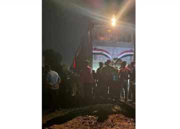 قطار يدهس طالبا خلال عبوره أحد المزلقانات بالأقصر