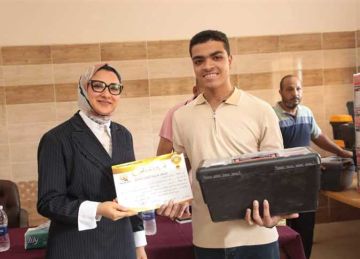 نائب محافظ الوادي الجديد تكرم أوائل خريجي دورات التدريب المهني بمديرية العمل نائب محافظ الوادي الجديد تكرم أوائل خريجي دورات التدريب المهني بمديرية العمل