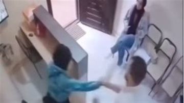 فيديو صاحب سنتر تعليمي يعتدي على موظفة في سوهاج.. ما القصة؟