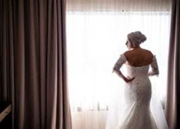  لو العصير وقع علي فستان فرحك .. حيل ذكية لإنقاذ الموقف بسرعة دون الشعور بحرج