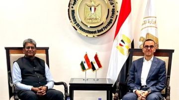 وزير الاستثمار والتجارة الخارجية يلتقي السفير الهندي بالقاهرة لبحث سبل تعزيز العلاقات الاقتصادية