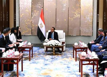 مدبولي يلتقي رئيسة جيانغسو فينغهاي لبحث توطين صناعة مكونات محطات تحلية المياه والطاقة الجديدة مدبولي يلتقي رئيسة جيانغسو فينغهاي لبحث توطين صناعة مكونات محطات تحلية المياه والطاقة الجديدة