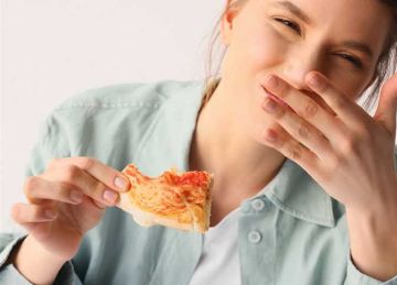  لو معزوم واللحمة علقت بين أسنانك .. 5 حلول ذكية للتعامل مع الموقف