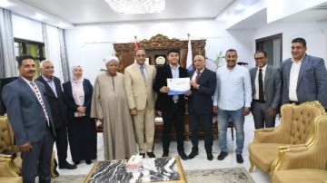 محافظ قنا يسلم عقود عمل لأوائل خريجي مدرسة مياه الشرب والصرف الصحى