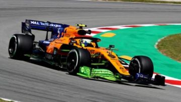 سر رش سيارات الفورمولا 1 بالطلاء الأخضر أثناء الاختبار سر رش سيارات الفورمولا 1 بالطلاء الأخضر أثناء الاختبار