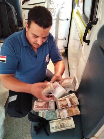 مسعف وسائق ببنى سويف يعثران على مليون و500 ألف جنيه فى حادث سير مسعف وسائق ببنى سويف يعثران على مليون و500 ألف جنيه فى حادث سير