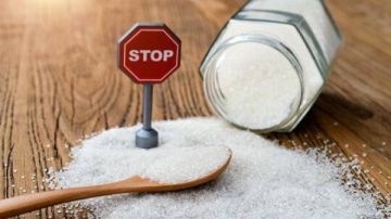 السم الأبيض القاتل.. ماذا يحدث لجسمك عند ترك السكر؟