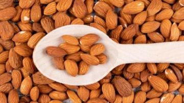 ماذا يحدث للجسم عند تناول اللوز المنقوع لمدة شهر؟ ماذا يحدث للجسم عند تناول اللوز المنقوع لمدة شهر؟