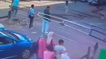 يقظة غفير مزلقان تنقذ شابا من الموت تحت عجلات قطار ببني سويف شاهد يقظة غفير مزلقان تنقذ شابا من الموت تحت عجلات قطار ببني سويف شاهد
