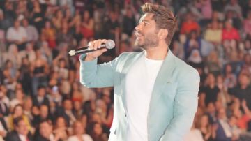 تامر حسني يتعرض لموقف محرج بسبب معجبة فى الساحل الشمالي