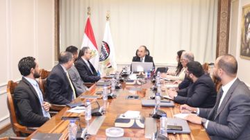 قطاع الأعمال تبحث توظيف تقنيات الذكاء الاصطناعي لتطوير أداء الشركات التابعة