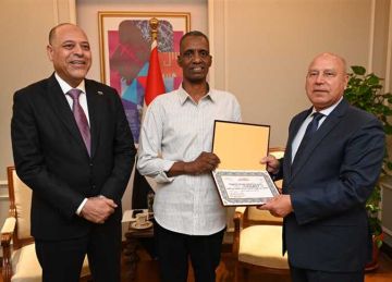 مثال يحتذى به في العطاء والتفاني .. وزيرا النقل والعمل يكرمان عامل مزلقان بني سويف   مثال يحتذى به في العطاء والتفاني .. وزيرا النقل والعمل يكرمان عامل مزلقان بني سويف