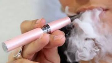 استشاري نفسي يحذر: السجائر الإلكترونية خطر صامت يخدع الشباب