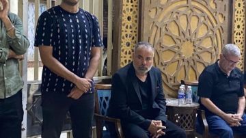 بحضور نجوم الفن.. صبحي خليل يتلقى واجب العزاء فى والدته بمسجد الحامدية الشاذلية