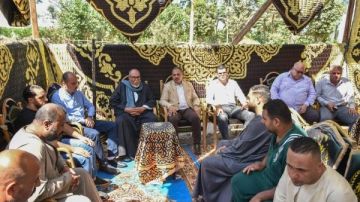 محافظ الشرقية يؤدي واجب العزاء لأسر ضحايا حادث عقار شارع مولد النبي