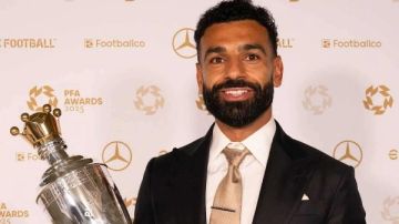 محمد صلاح يكتب التاريخ.. أفضل لاعب في إنجلترا للمرة الثالثة و5 جوائز فردية بموسم واحد