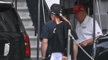 بعد شائعات وفاته.. ترامب يظهر وهو يصطحب أحفاده إلى ملعب الجولف بعد شائعات وفاته.. ترامب يظهر وهو يصطحب أحفاده إلى ملعب الجولف