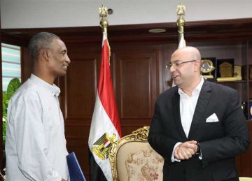 خاطر بحياته لإنقاذ شاب.. محافظ بني سويف يكرم عامل مزلقان السادات خاطر بحياته لإنقاذ شاب.. محافظ بني سويف يكرم عامل مزلقان السادات