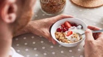 لصحة الأمعاء وفقدان الوزن وتقوية العظام.. أفضل وقت لتناول الزبادي