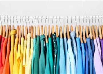 لو هدومك بتبهت على بعض.. طرق ذكية تخلي الملابس الألوان تحتفظ بألوانها