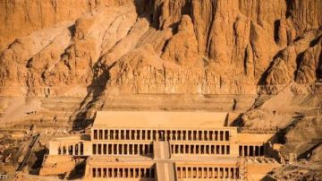 السياحة والآثار: منطقة وادي الملوك آمنة والمقابر لم تتأثر بحريق الكافيتريا