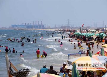 تحذيرات للمصطافين في جمصة من ارتفاع منسوب الأمواج