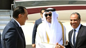 رئيس الوزراء يستقبل نظيره القطري في مطار العلمين الدولي