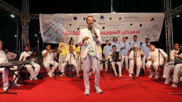 فرق الفنون الشعبية تزين ليالي معرض السويس الثالث للكتاب بعروض متنوعة