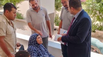 قاض يساعد مسنة على الإدلاء بصوتها في انتخابات الشيوخ بكفر الشيخ .. صور قاض يساعد مسنة على الإدلاء بصوتها في انتخابات الشيوخ بكفر الشيخ .. صور