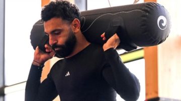 محمد صلاح يستعرض لياقته البدنية من الجيم