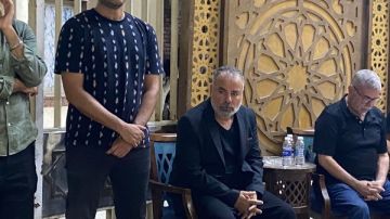 بحضور نجوم الفن.. صبحي خليل يتلقى واجب العزاء فى والدته بمسجد الحامدية الشاذلية