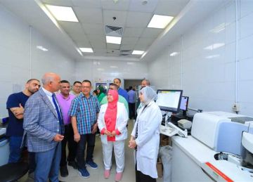 رئيس جامعة كفر الشيخ يتابع سير العمل والخدمات الطبية المقدمة للمرضى بالمستشفى الجامعي