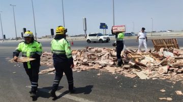 سقوط حمولة سيارة سيراميك أعلى الطريق الدائري الأوسطي بالشروق سقوط حمولة سيارة سيراميك أعلى الطريق الدائري الأوسطي بالشروق