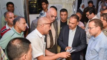 محافظ الشرقية يفاجئ الأطباء والعاملين بعيادة المبرة للتأمين الصحي بالزقازيق