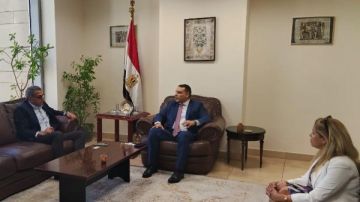 التمثيل التجاري: توفير قواعد بيانات ودراسات تسويقية لدعم صادرات الملابس والمنسوجات