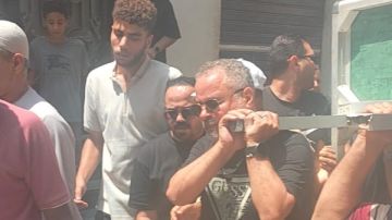 بقرية محمد صلاح.. بكاء وانهيار الفنان صبحي خليل أثناء تشييع جثمان والدته بقرية محمد صلاح.. بكاء وانهيار الفنان صبحي خليل أثناء تشييع جثمان والدته