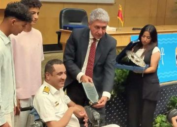 قضى 51 ساعة تحت الماء.. وزير السياحة يحبس دموعه أثناء تكريم القبطان ولاء حافظ: خلتنا صغيرين أوي 