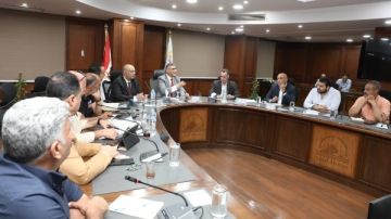 محافظ الجيزة يعقد اجتماعا تنسيقيا لمتابعة ملفات العمل الحيوية.. تحسين مستوى الخدمات للمواطنين.. ويتابع موقف تقنين واسترداد أراضي أملاك الدولة