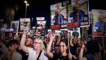 مظاهرات ضخمة لذوي الأسرى الإسرائيليين ضد نتنياهو اليوم مظاهرات ضخمة لذوي الأسرى الإسرائيليين ضد نتنياهو اليوم