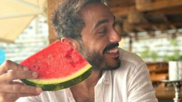 بالبطيخ..محمود كهربا يشارك جمهوره استمتاعه بالأجواء الصيفية