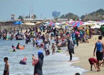 رغم رفع الرايات الحمراء.. إقبال كبير من المصطافين على شواطئ بورسعيد رغم رفع الرايات الحمراء.. إقبال كبير من المصطافين على شواطئ بورسعيد