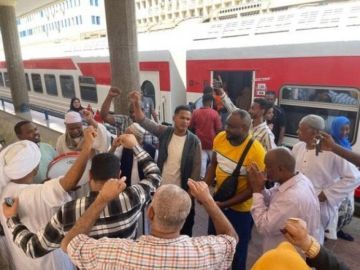 سكك حديد مصر تواصل مبادرة العودة الطوعية للسودانيين بتسيير قطار جديد غدا سكك حديد مصر تواصل مبادرة العودة الطوعية للسودانيين بتسيير قطار جديد غدا