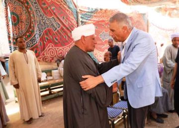 محافظ أسوان يقدم العزاء لأسرة الشيخ تقادم الليثي بالعوينية