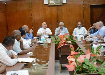 رئيس القابضة لمياه الشرب يتابع مشروعات الخطة العاجلة في أسوان