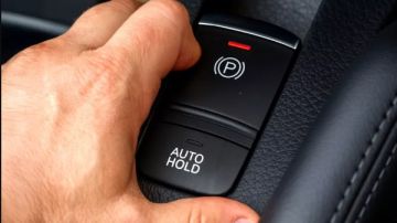 بالفيديو.. هذا ما يحدث عند سحب فرامل اليد الإلكترونية أثناء القيادة بالفيديو.. هذا ما يحدث عند سحب فرامل اليد الإلكترونية أثناء القيادة